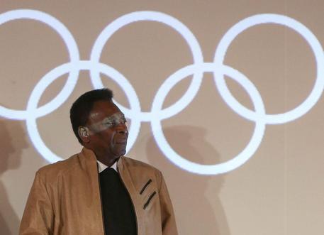 پله در اختتامیه المپیک شرکت می کند