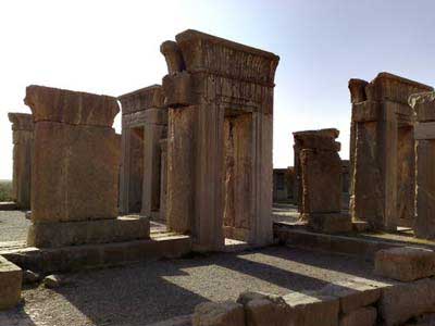 تکذیب خبر تبدیل ته ستون های تخت جمشید به جا کفشی تکذیب خبر تبدیل ته ستون های تخت جمشید به جا کفشی