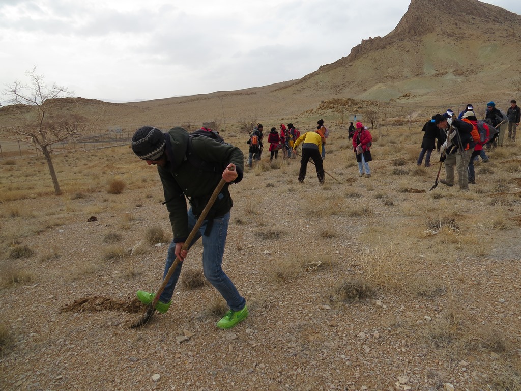 بذرکاری در ارتفاعات لارستان برای تقویت پوشش گیاهی بذرکاری در ارتفاعات لارستان برای تقویت پوشش گیاهی