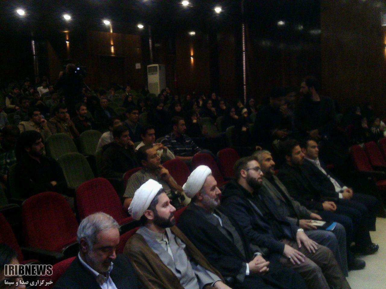 تجلیل از خانوادههای مدافع حرم با حضور قهرمانان المپیک برگزار شد تجلیل از خانوادههای مدافع حرم با حضور قهرمانان المپیک برگزار شد