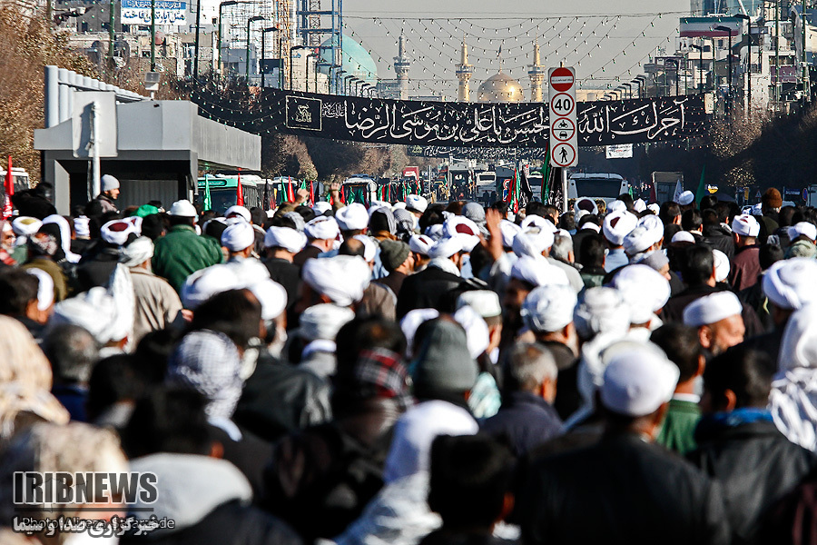 تشرف هزار نفر از اهل سنت به حرم مطهر رضوی