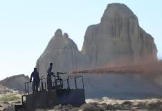 مالچ پاشی  ۲۵۰ هکتار از کانون شن‌های روان در جاسک