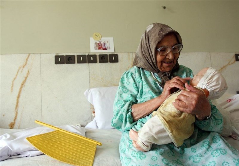 یک ایستگاه مانده به بهشت / گزارشی از زندگی در همسایگی قبرفروشهای تهران یک ایستگاه مانده به بهشت / گزارشی از زندگی در همسایگی قبرفروشهای تهران