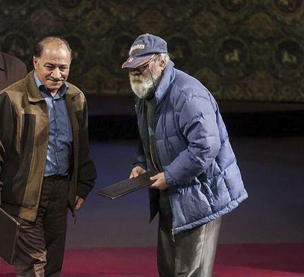 دستفروشی نقاش پیشکسوت سینما در خیابان دستفروشی نقاش پیشکسوت سینما در خیابان