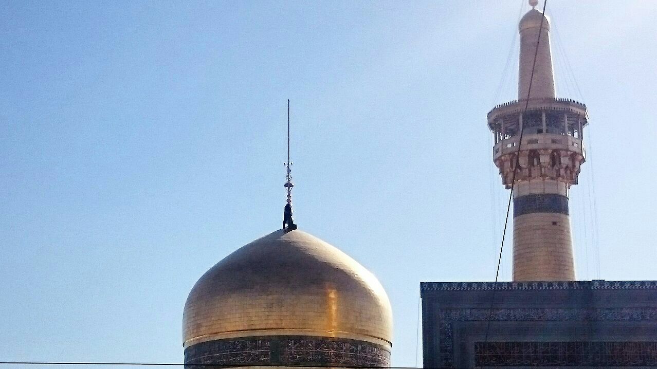 تعویض پرچم گنبد حرم مطهر رضوی در روز عرفه