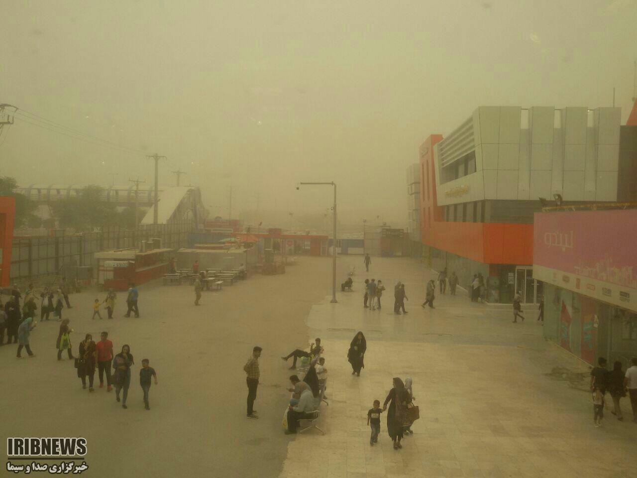 آسمان آبادان محو در توده های غبار