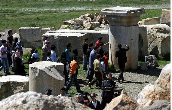 معبد آناهیتا دومین بنای سنگی ایران در شهرستان کنگاور معبد آناهیتا دومین بنای سنگی ایران در شهرستان کنگاور