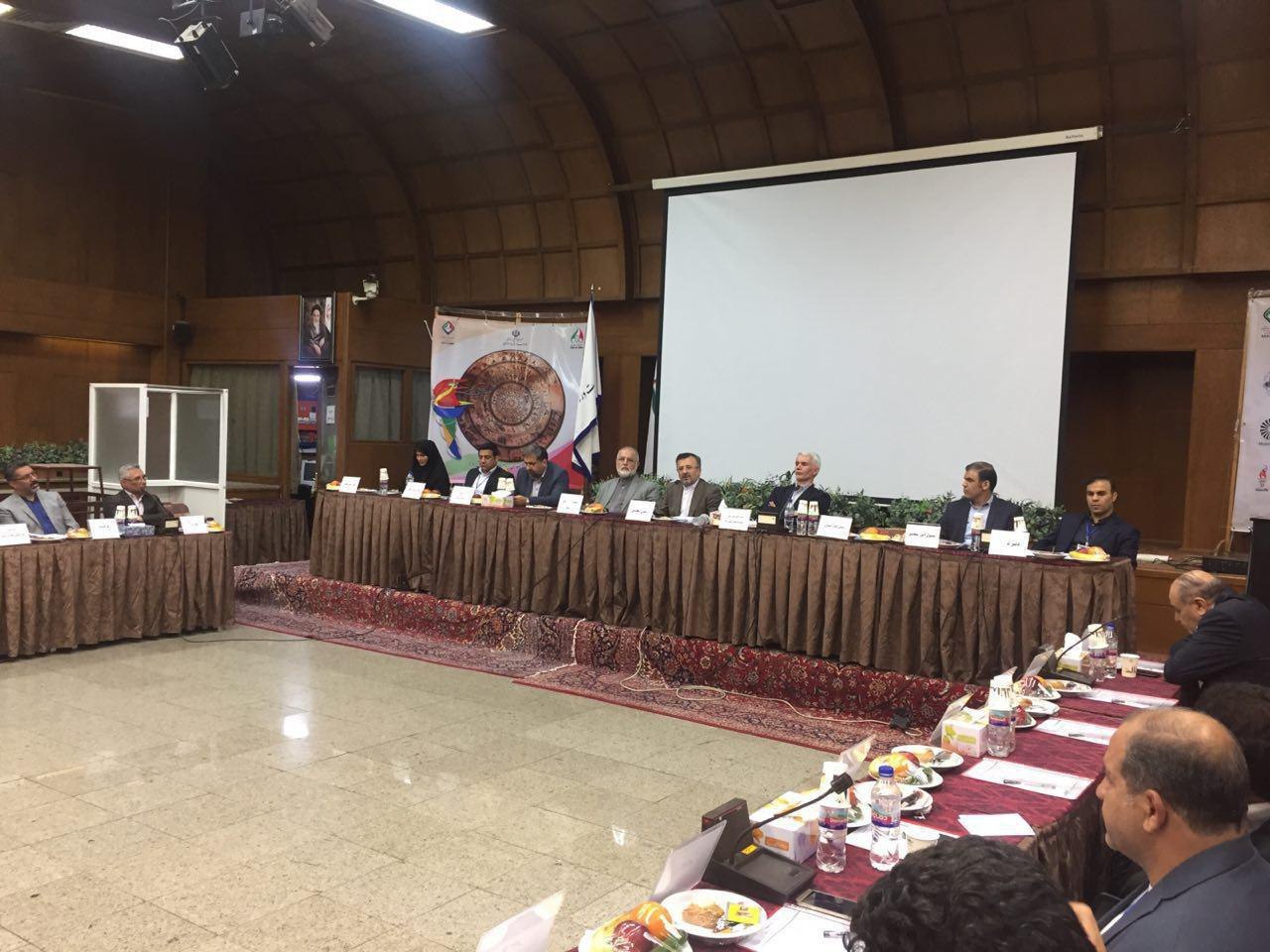 به خادم تکلیف می‌کنیم برگردد