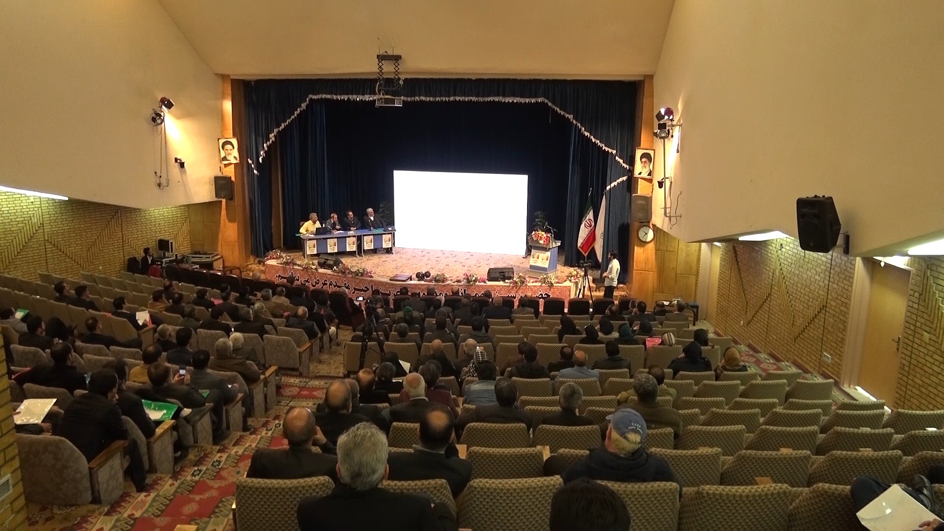 برگزاری همایش خانه سبز در تالار اجتماعات دانشگاه علوم پزشکی کاشان