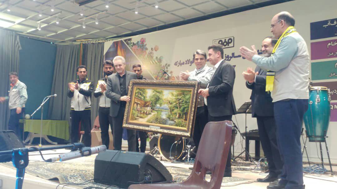 اهدای شال و پیراهن باشگاه سپاهان به مدیر عامل کارخانه فولاد مبارکه