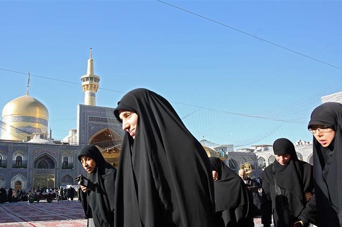 تشرف جمعی از بانوان طلبه لبنانی به حرم مطهر رضوی