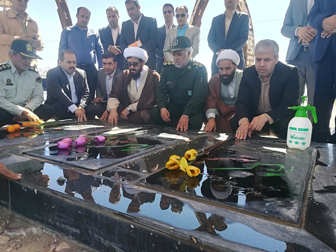 غبارروبی و گل‌باران گلزار شهدای باخرز