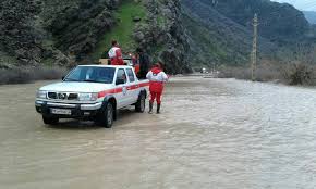 نجات یک خانواده گرفتار در سیل