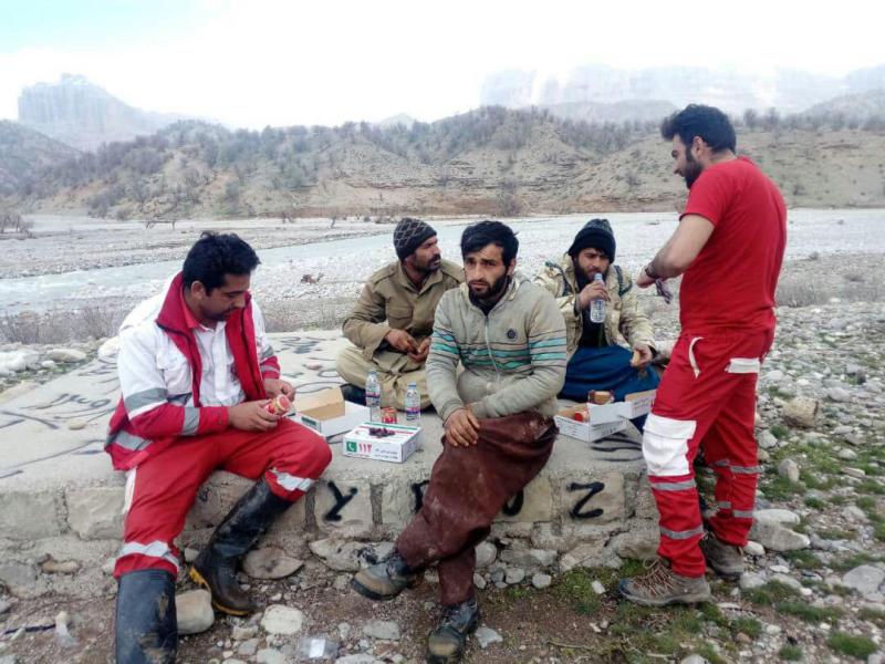 نجات عشایر گرفتار در سیلاب نجات عشایر گرفتار در سیلاب