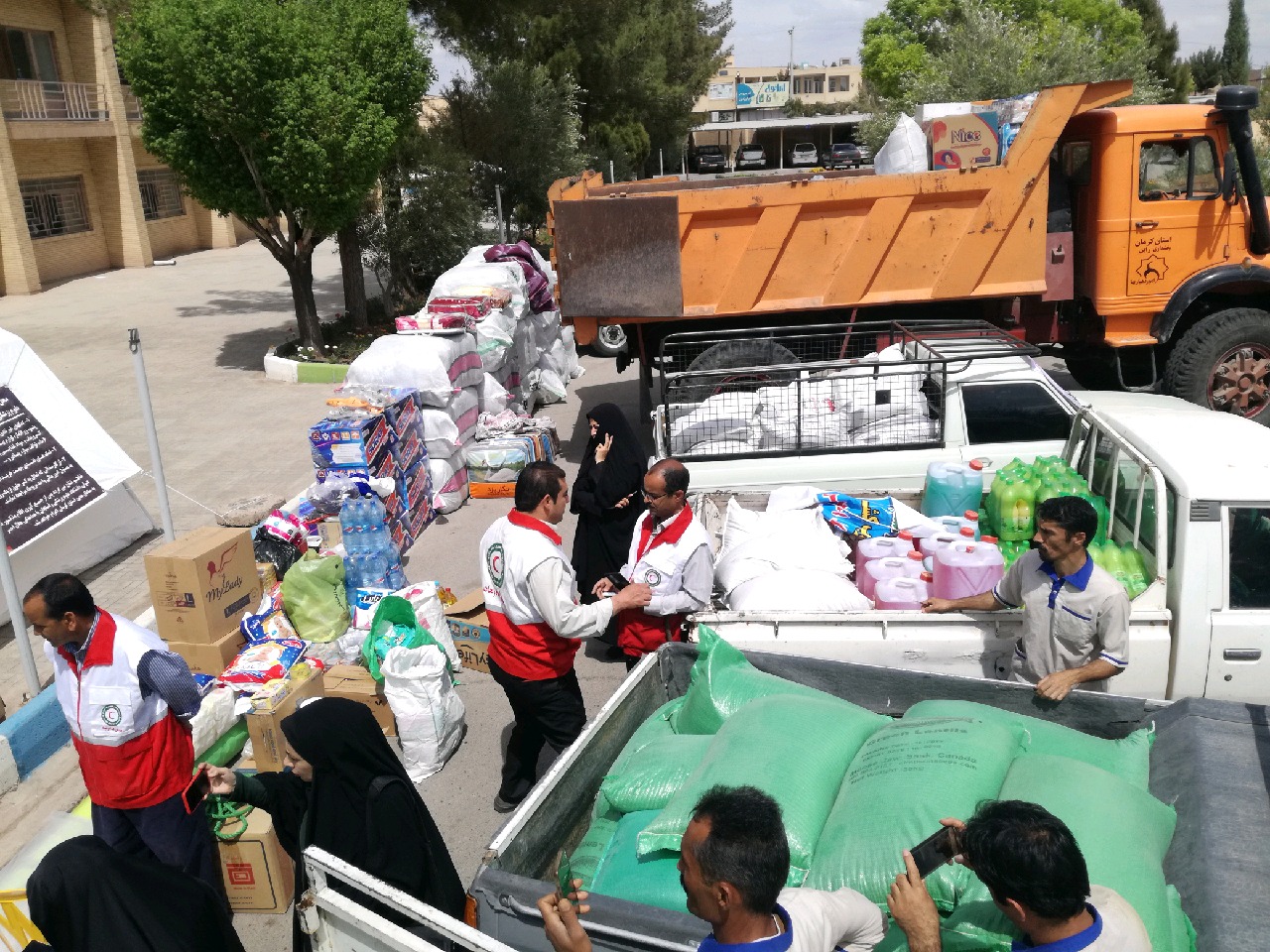 اعزام کاروان کمک های مردمی سیرجان ورفسنجان به سیل زدگان خوزستان