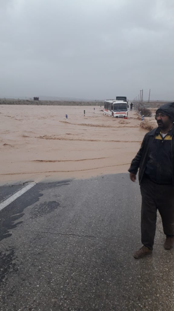 نجات مینی بوس حامل کارگران از سیلاب