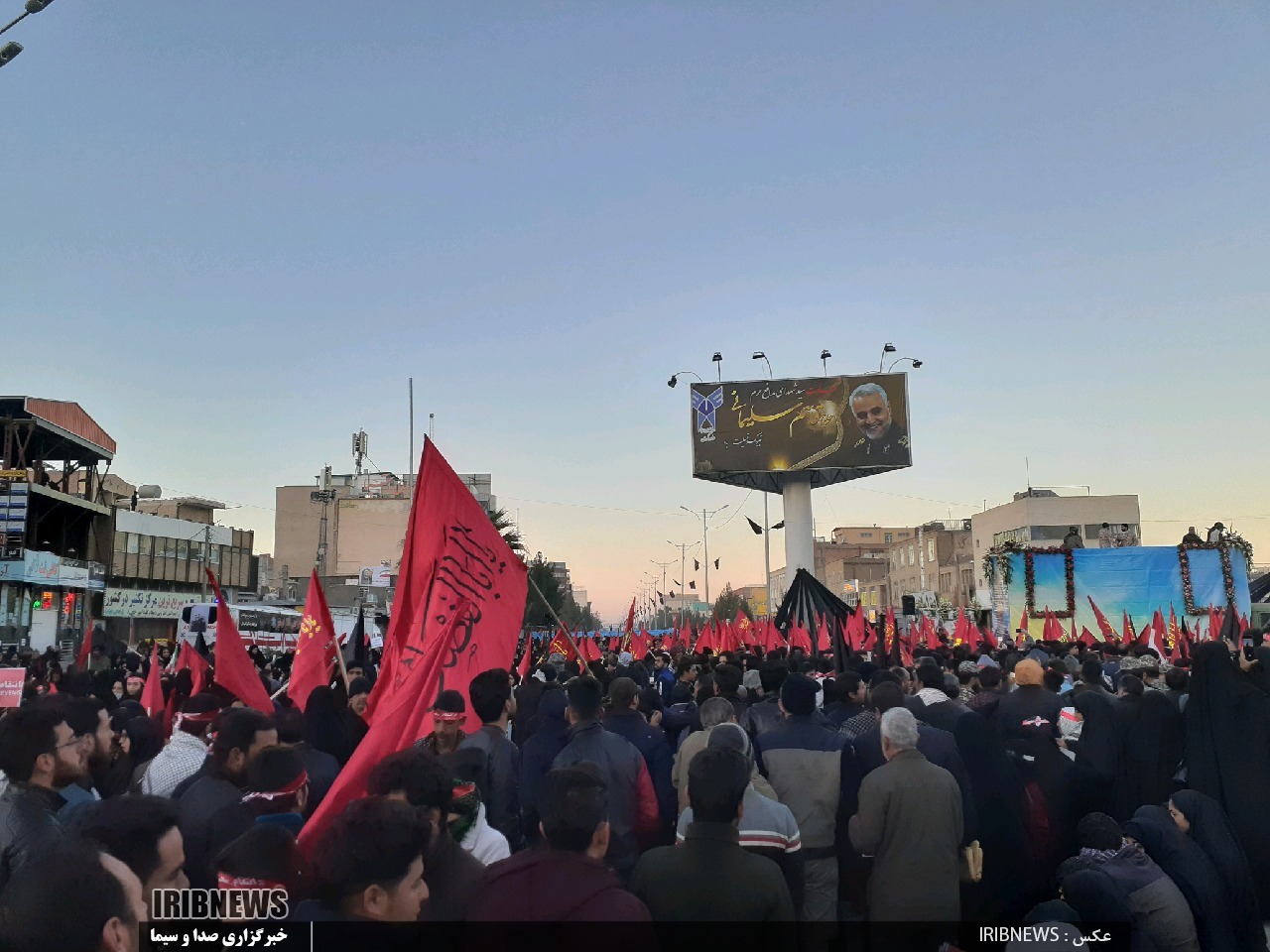 حضور پرشور مردم در میدان ازادی کرمان