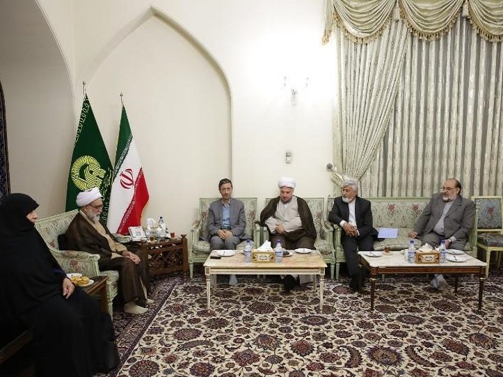 تکدی گری در اطراف حرم مطهر امام رضا (ع) زیبنده نیست تکدی گری در اطراف حرم مطهر امام رضا (ع) زیبنده نیست