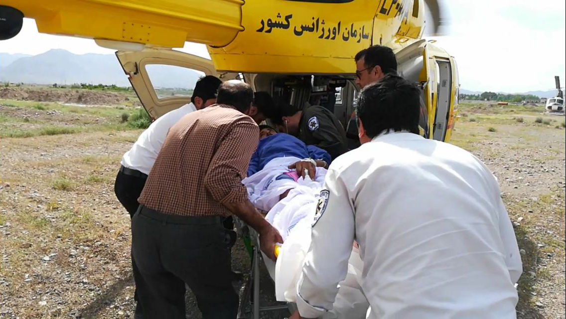 همکاری اورژانس هوایی گناباد و  بیرجند برای نجات جان یک مصدوم