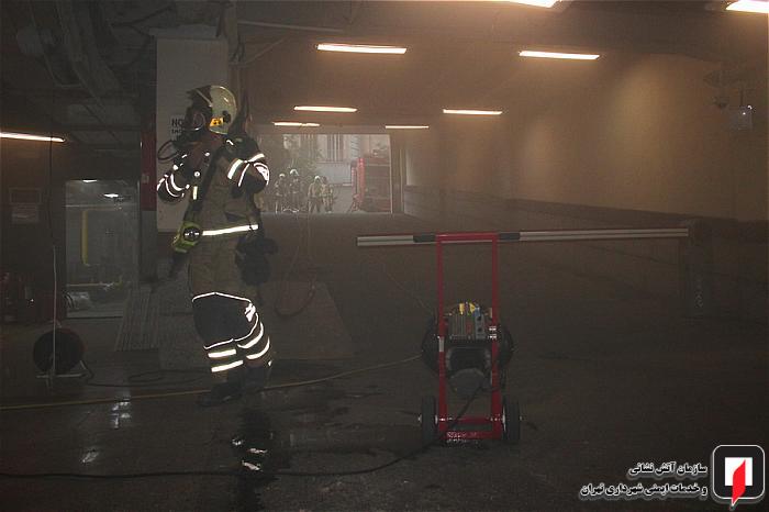 مهار آتش مخزن گازوییل در میرداماد مهار آتش مخزن گازوییل در میرداماد