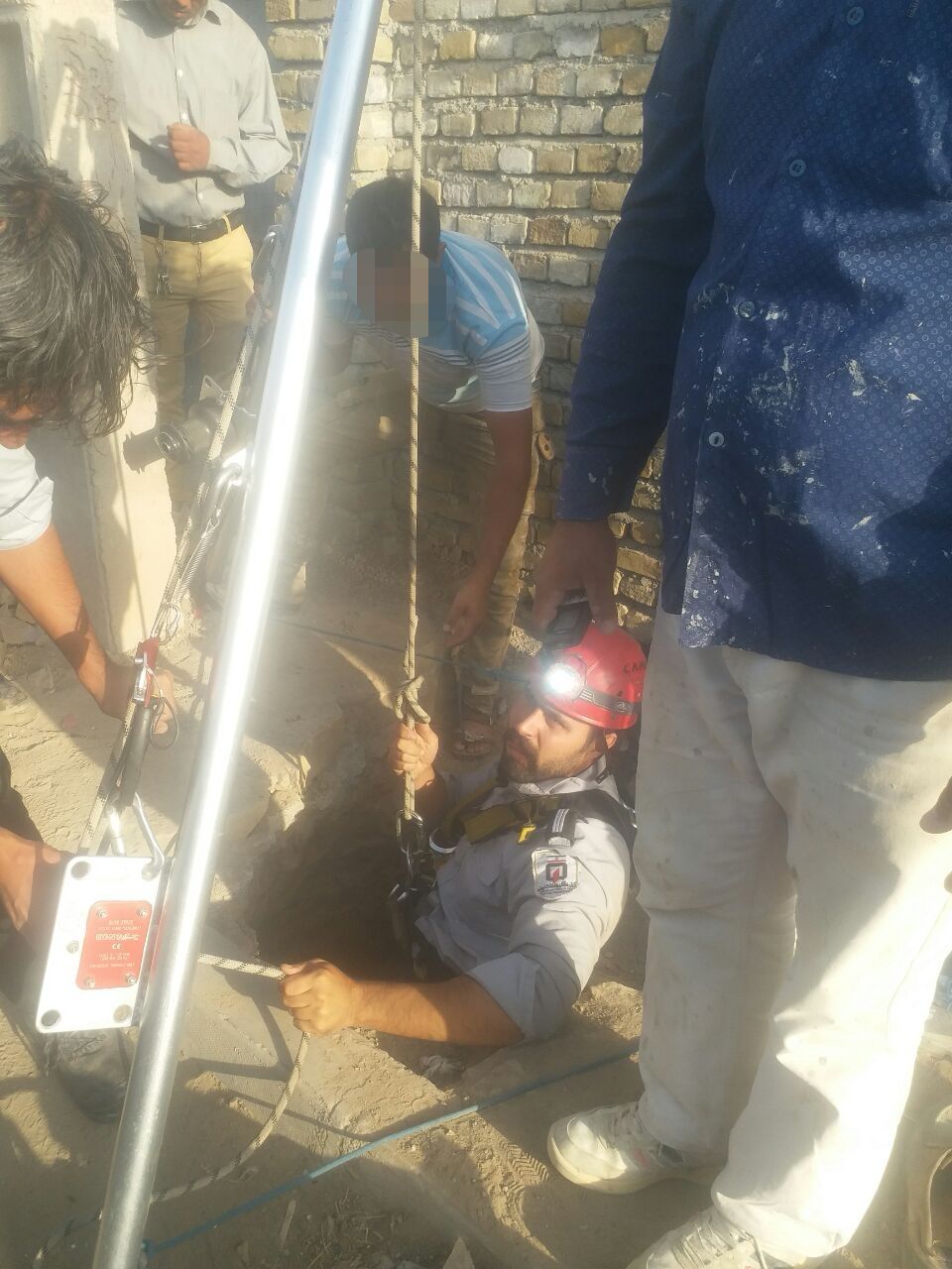 نجات کودک سیزواری از عمق چاه