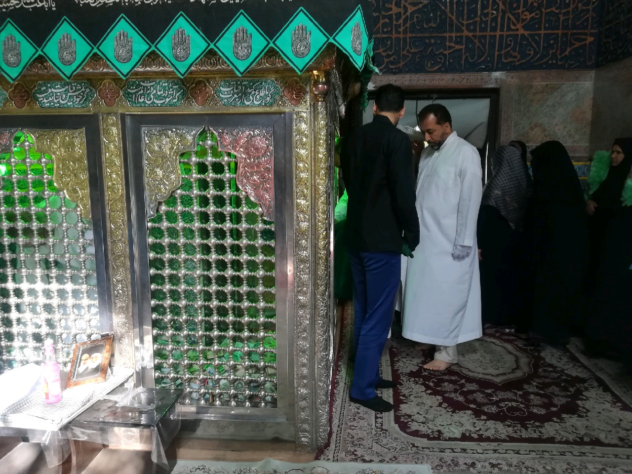 غبار روی بقعه رضوی قدمگاه در سالروز شهادت حضرت امام سجاد(ع)