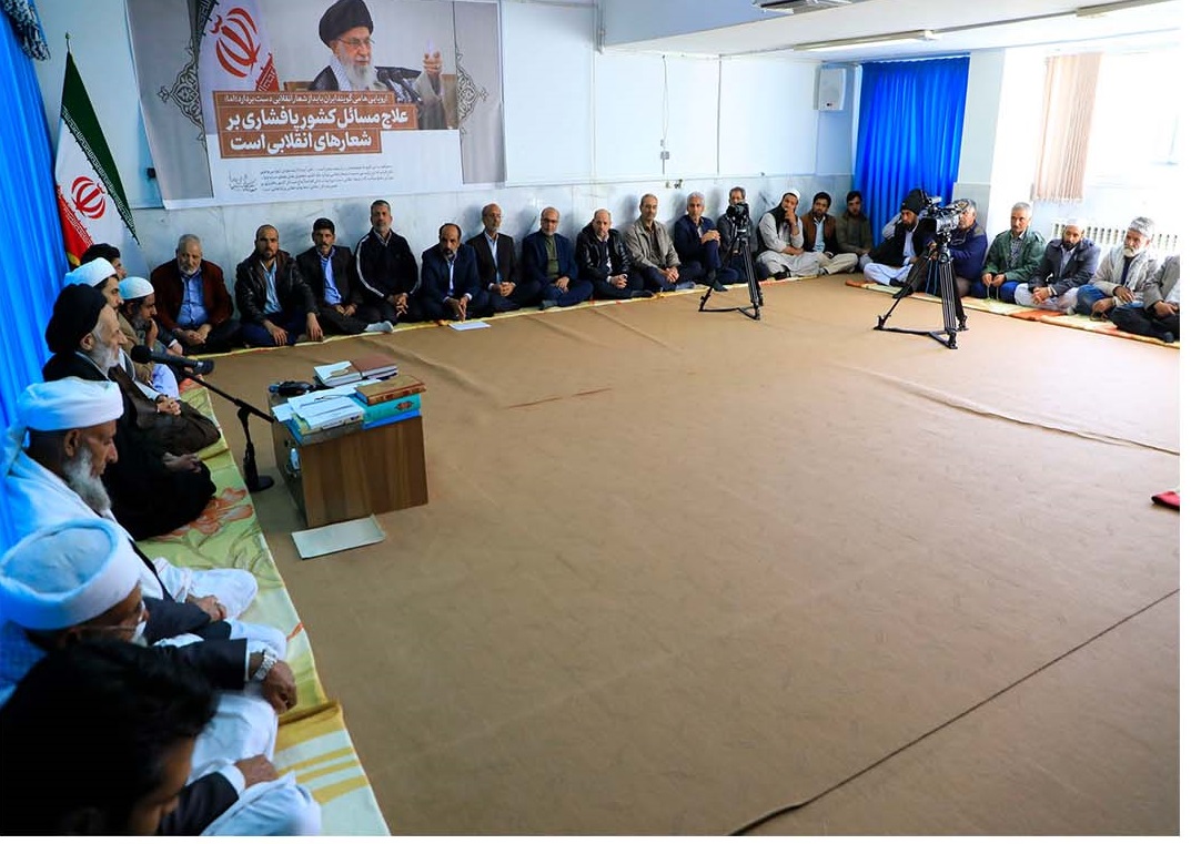 مسلمانان پاسخ بیگانگان را در سبقت بر تقوا بدهند