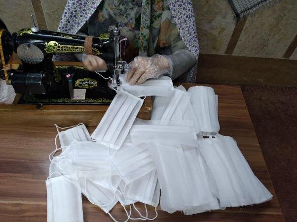 دوخت بیش از هشت هزار و ۲۰۰ ماسک و لباس ایزوله دوخت بیش از هشت هزار و ۲۰۰ ماسک و لباس ایزوله