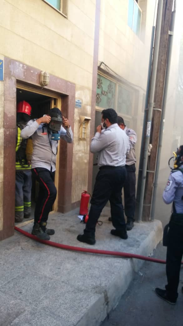 نجات 27 نفر گرفتار در یک مجتمع مسکونی با تلاش آتش نشانان اهوازی