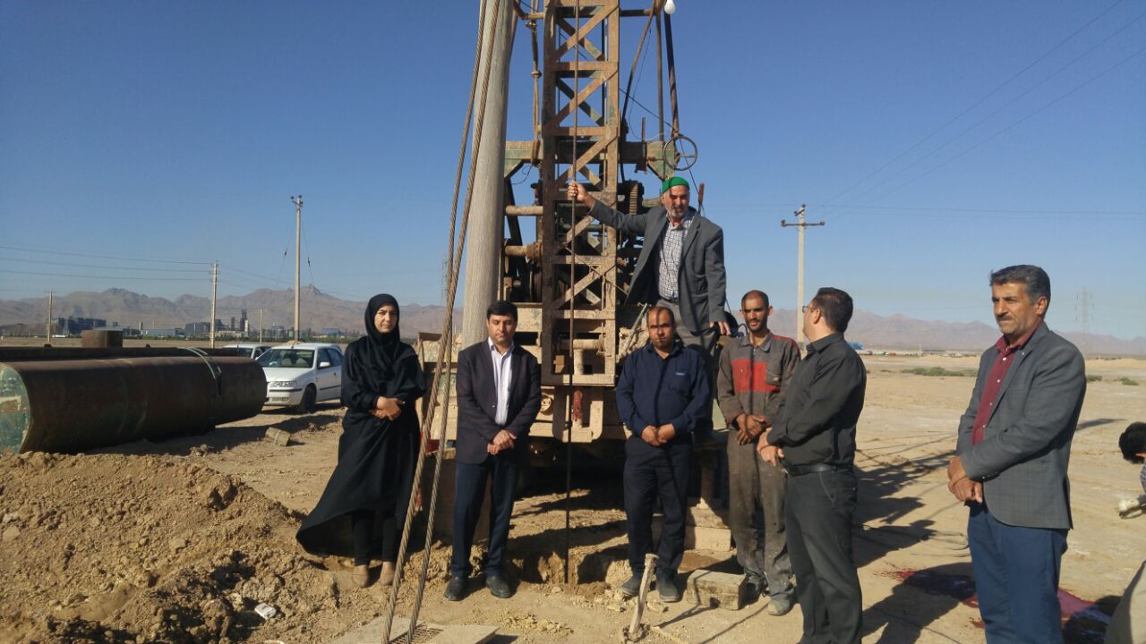 حفر یک حلقه چاه در روستای سروسفلی حفر یک حلقه چاه در روستای سروسفلی