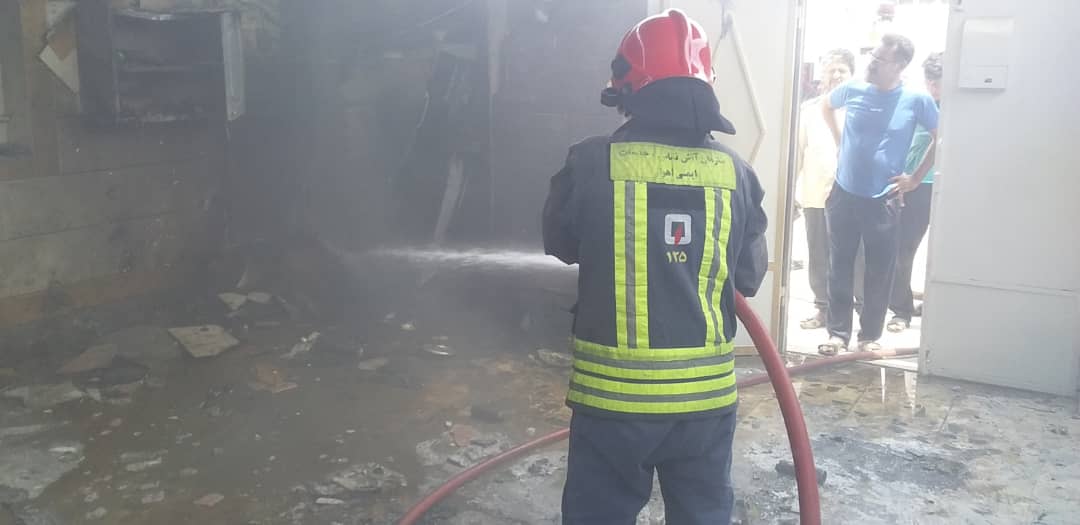 نجات پنج نفر از شعله های آتش در اهواز نجات پنج نفر از شعله های آتش در اهواز