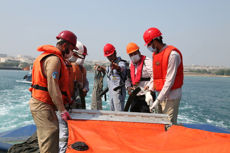 برگزاری مانور آمادگی مقابله با آلودگی نفتی در دریا در پایانه نفتی خارگ برگزاری مانور آمادگی مقابله با آلودگی نفتی در دریا در پایانه نفتی خارگ