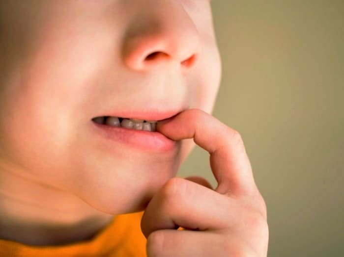 علت جویدن ناخن در کودکان و بزرگسالان