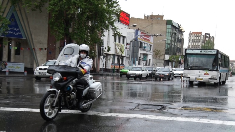 هوا همچنان بارانی و برخی معابر لغزنده است