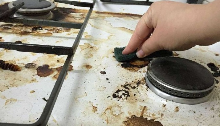 کاربرد‌های جالب نمک برای تمیز کاری آشپزخانه