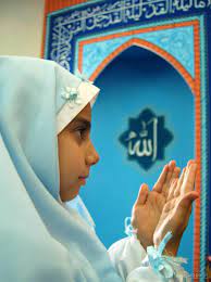 دختری در حال قنوت نماز