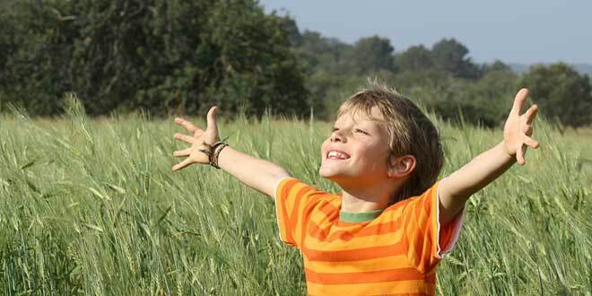 چگونه کودکانی شاد تربیت کنیم؟+ فایل صوتی تربیت کودکان شاد