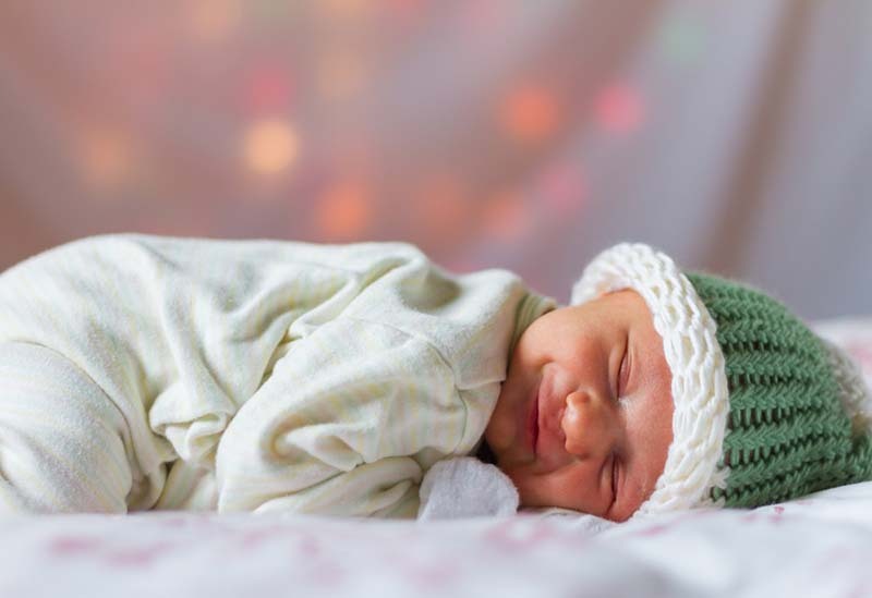 آیا نگریستن به طفل زیبا، نوزاد شما را زیبا میکند؟