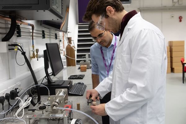 حمایت و تشویق پژوهشگران برای توسعه طرح های نفتی حمایت و تشویق پژوهشگران برای توسعه طرح های نفتی