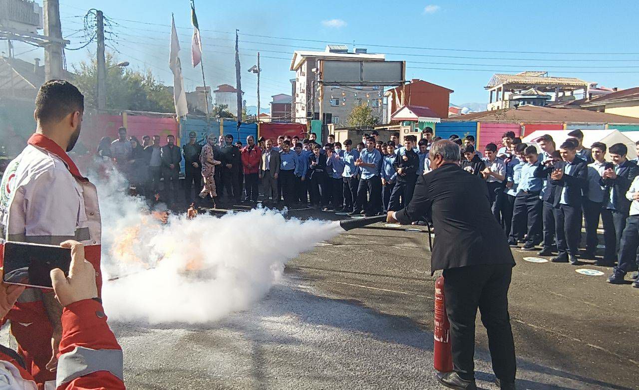 تمرین مهارت مقابله با زلزله وبلایای طبیعی درمدارس گیلان