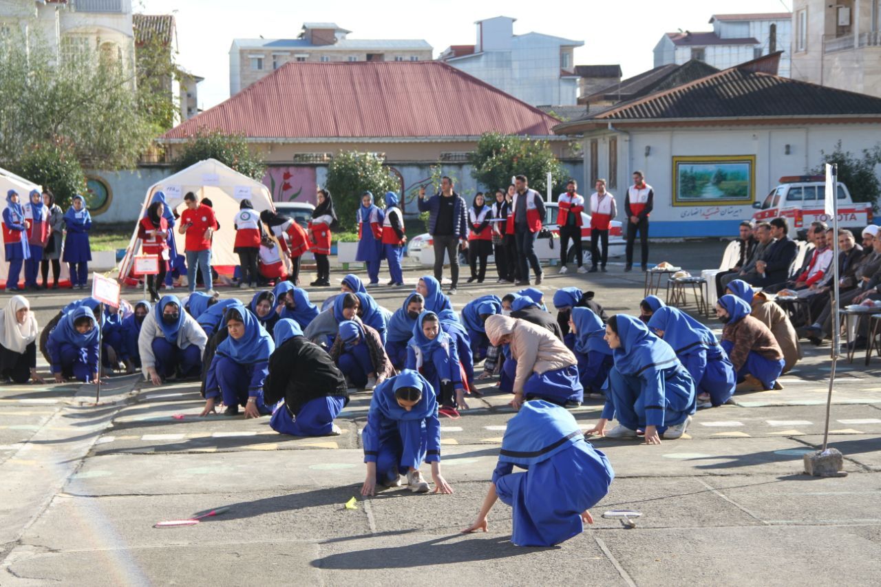 تمرین مهارت مقابله با زلزله وبلایای طبیعی درمدارس گیلان