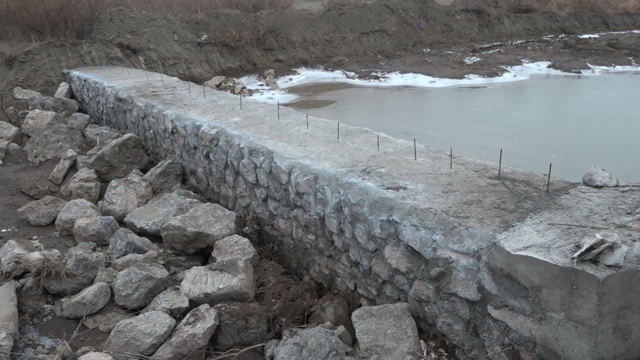 عزم و اراده مردم روستای بیلوار خوی در ساخت آب بند انحرافی