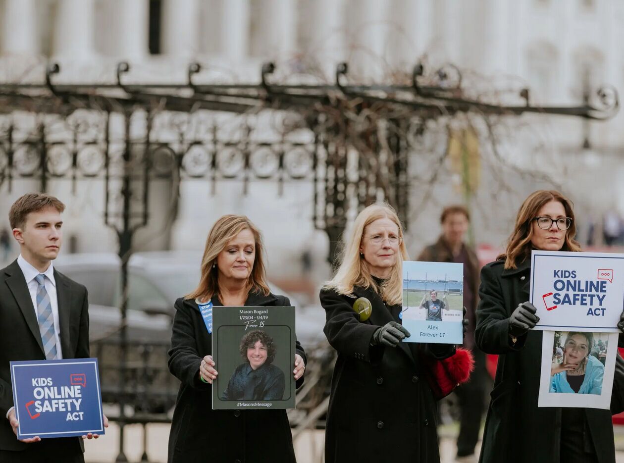 والدین آمریکایی مقابل کنگره تجمع کردند *** والدین آمریکایی مقابل کنگره تجمع کردند ***