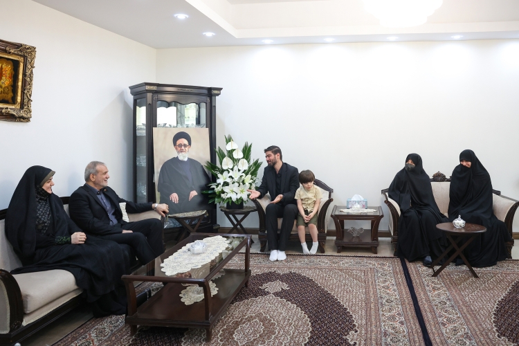 دیدار رئیس جمهور با خانواده شهدای خدمت دیدار رئیس جمهور با خانواده شهدای خدمت