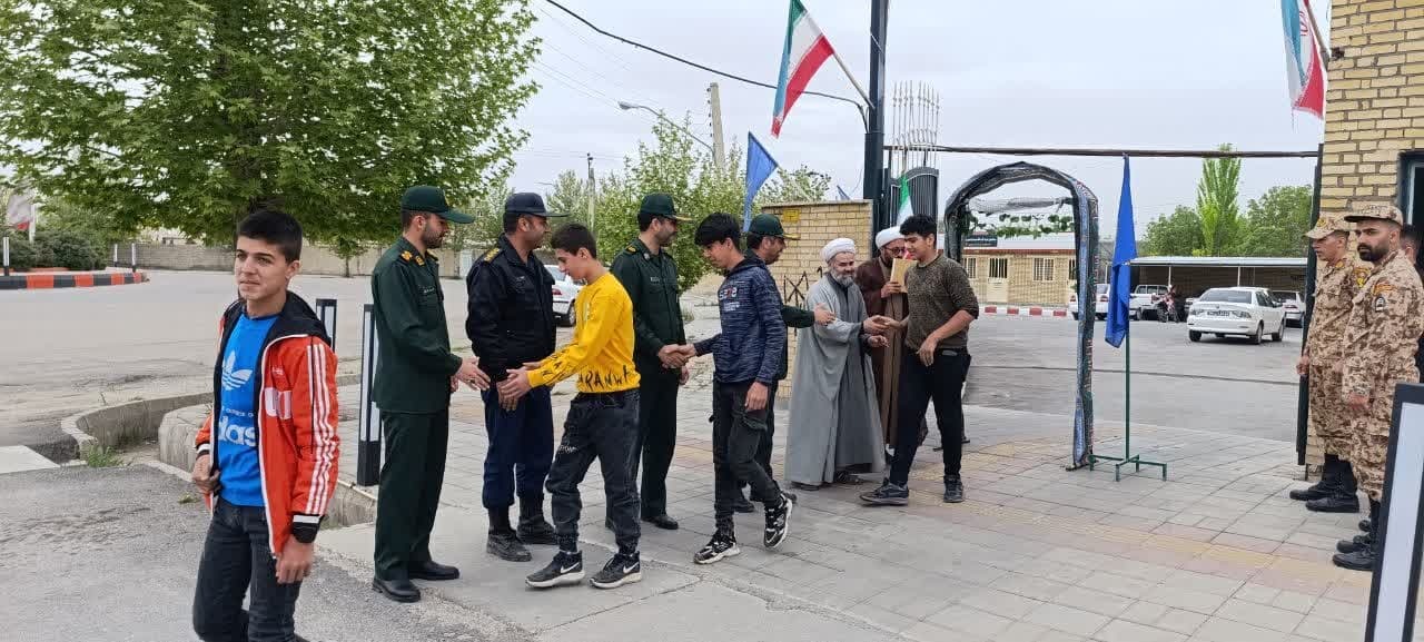 اعزام کاروان راهیان نور از شهرستان خوی به مناطق عملیاتی غرب کشور اعزام کاروان راهیان نور از شهرستان خوی به مناطق عملیاتی غرب کشور