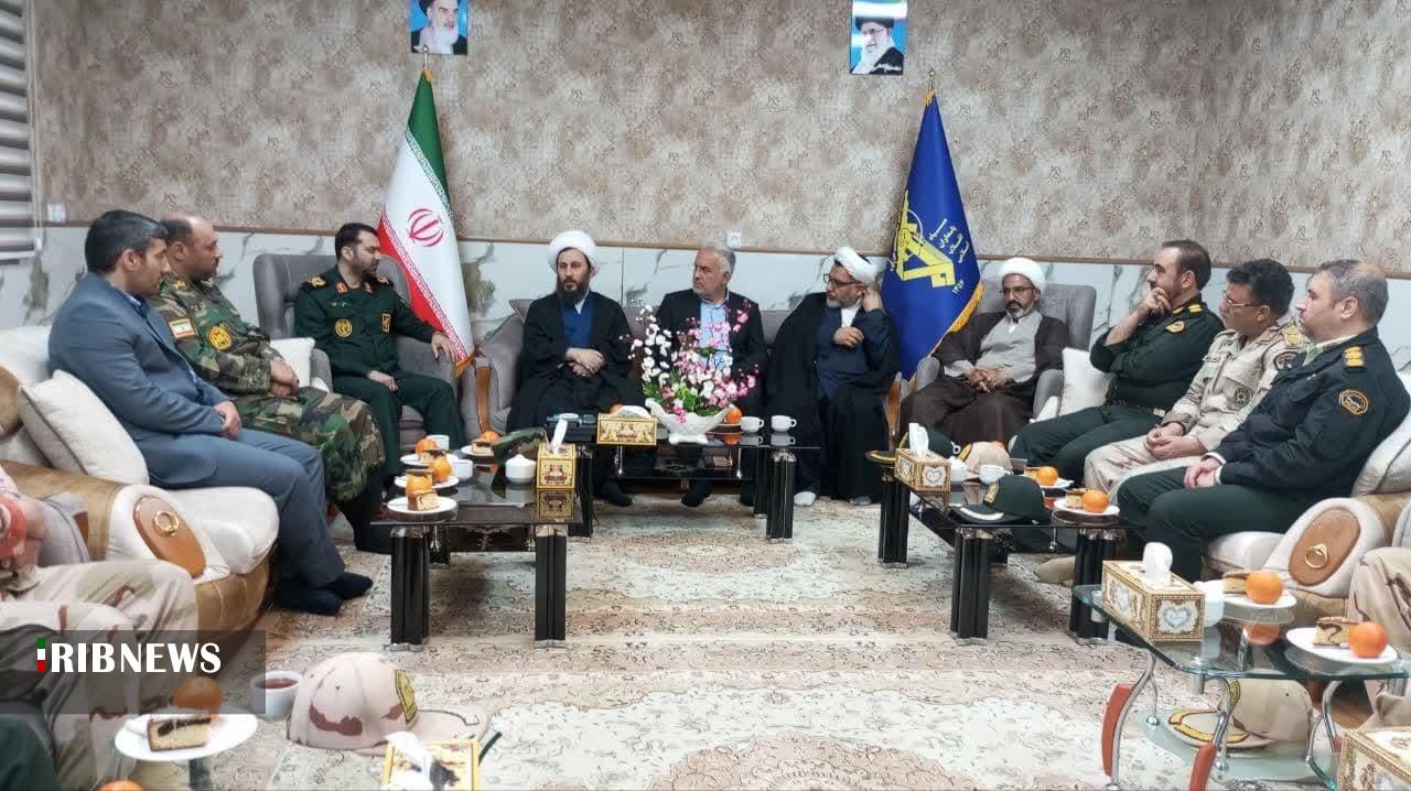 تجلیل اعضای شورای تأمین شهرستان خوی از فرمانده سپاه تجلیل اعضای شورای تأمین شهرستان خوی از فرمانده سپاه