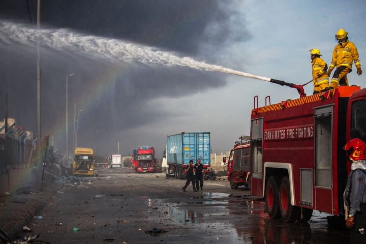 امدادرسانی ۵ هزار نیروی اطفای حریق بندر شهید رجایی
