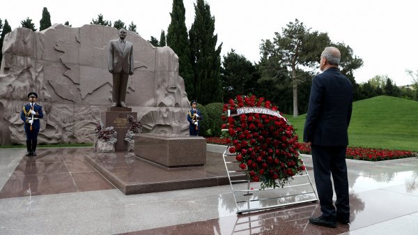 ادای احترام رئیس جمهور به آرامگاه حیدر علیاف ادای احترام رئیس جمهور به آرامگاه حیدر علیاف