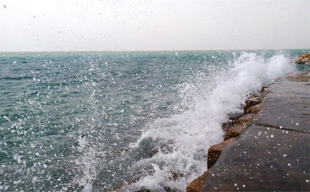 وزش باد و امواج یک متری دریا در آب‌های خلیج فارس
