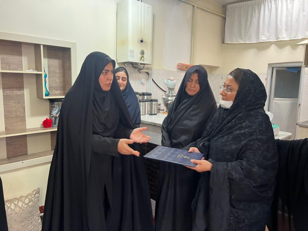 دیدار مدیرکل امور زنان استانداری آذربایجان شرقی با خانواده شهدای جنگ ۱۲ روزه رژیم صهیونیستی